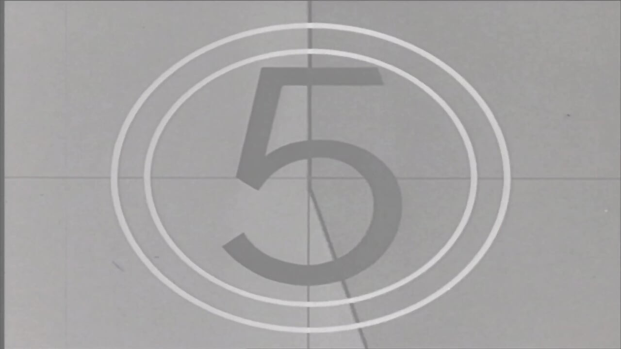 素人四月特纳在“四月, 洗澡”.