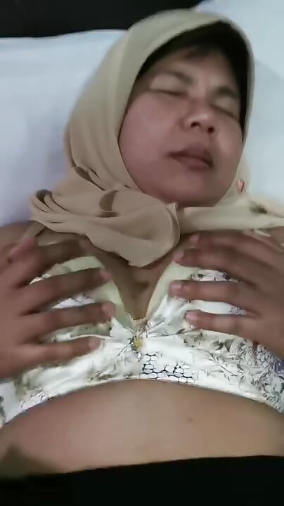 A cheating hijab girl has sex with her husband's sister.