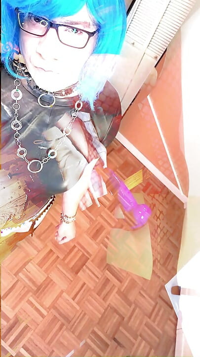 Sissyslut Kandi jebe svoj dildo u Stilletto platformi u visokim potpeticama
