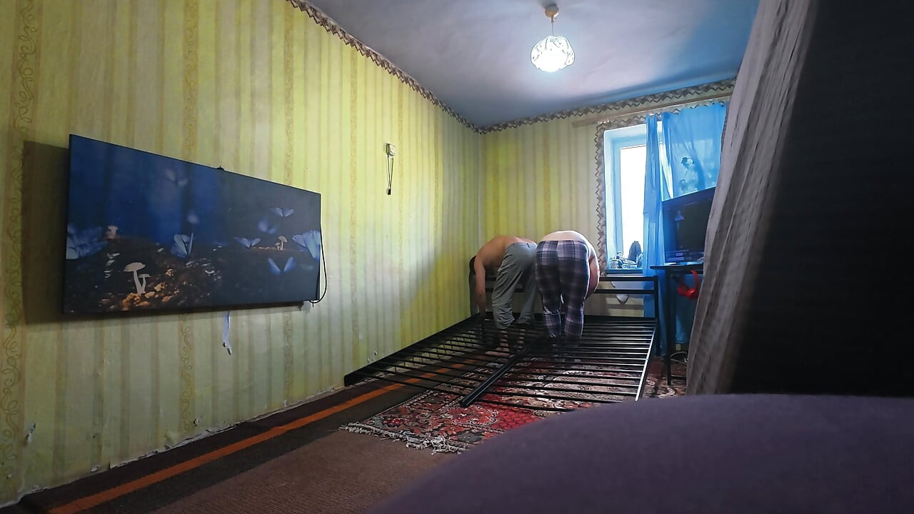 Hinter den kulissen, ungeschnitten. Wir bauen ein neues sexbett