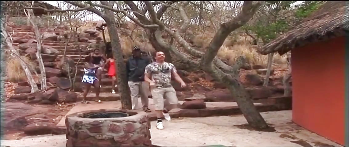 成熟黑美人狂野群交中被深入指交