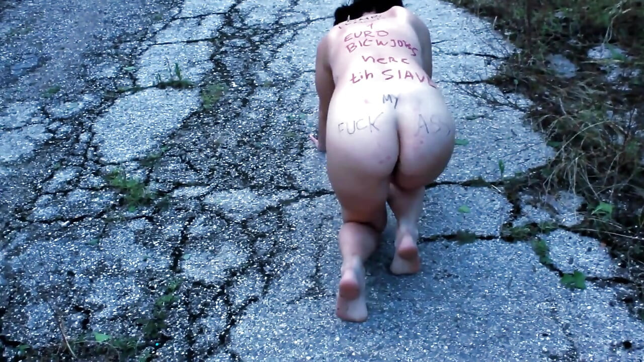 Σκλάβος σε εξωτερικό χώρο για να διασκεδάσει αγνώστους