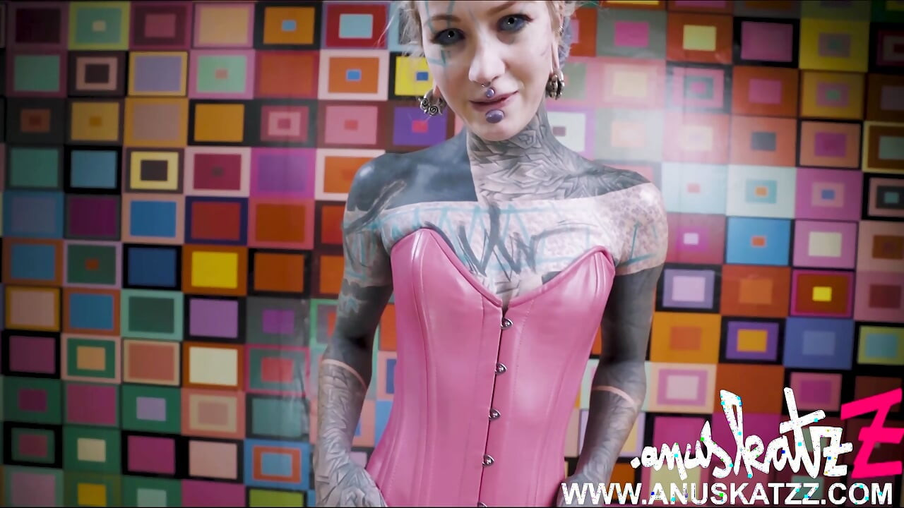 Masturbare anală solo - corset din dantelă roz și jucărie de oțel