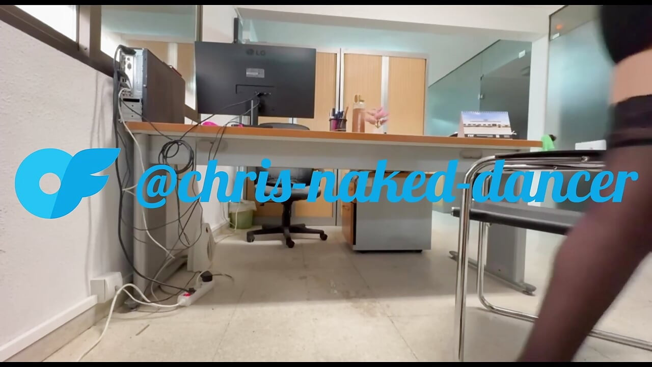 En iyi arkadaşım Sam iş arkadaşlarım hala etraftayken beni ofiste ziyarete geldi