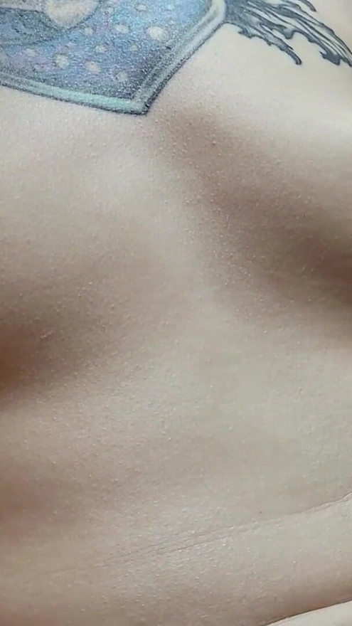 Une jolie fille joue avec ses tétons gonflés | Clip 1