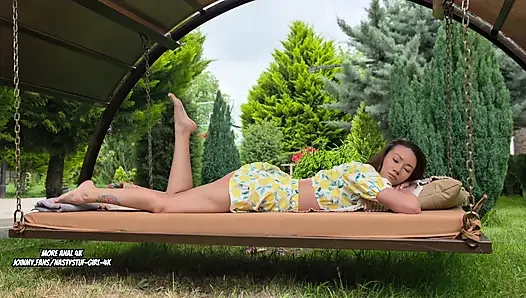 Seks di taman pinggihan saat siang hari sambil dinyanyikan burung