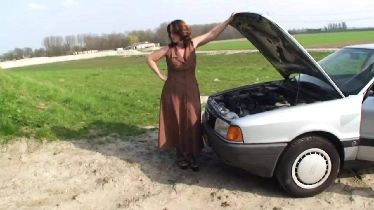 穿着性感服装的大成熟黑发女郎在户外啪