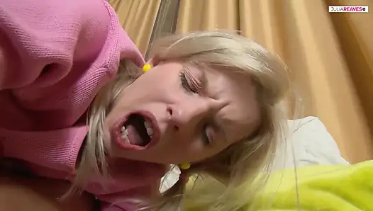 Yarak götünü ve amını siktiğinde çok yüksek sesle inliyor