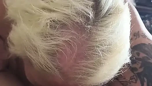 Cewek sange ini nyepong cowok ini sampai dia crot di dalam memekmu yang terbaik
