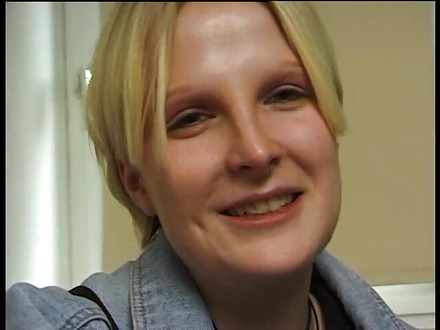 Мила дівчина потирає свою качку