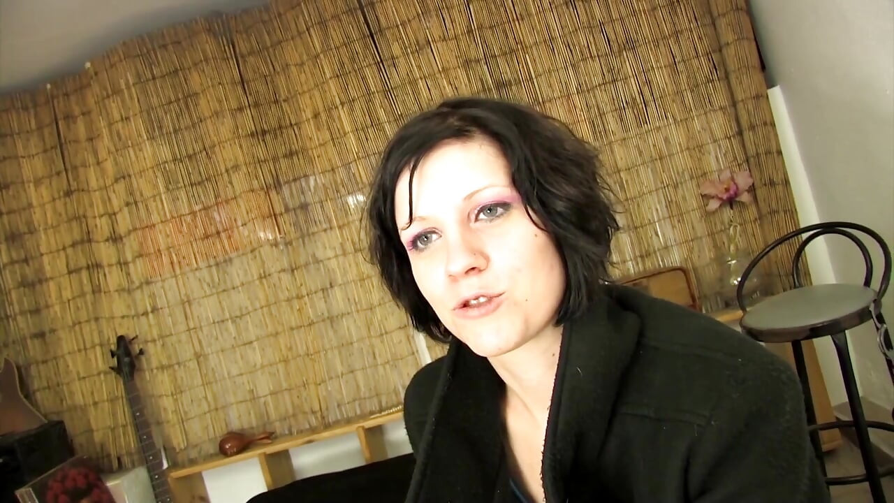 tongue deep in pussy and then licked out