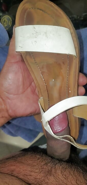 mechanic found sandals in drivers floorboard