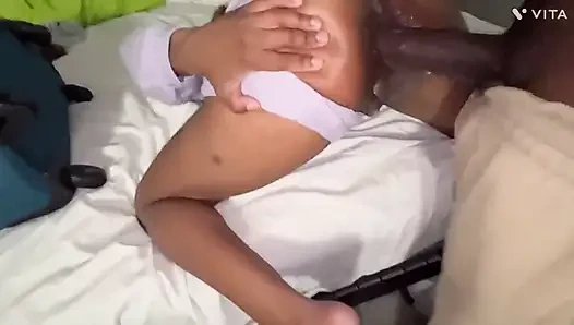 Heißes mädchen will ihre heizung reparieren, hat aber am ende einen jamaikanischen schwanz im dicken arsch