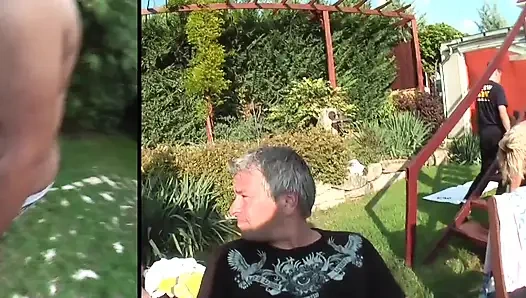 Pesta seks liar bareng cewek hot rambut pirang di pinggir kolam renang