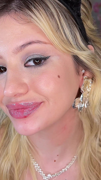 Perfect Lips Getting Glossy - Lip Fetish Close-ups