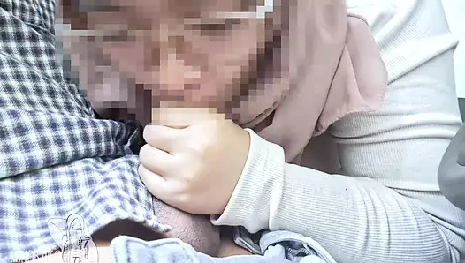 Cewek Jilbab Kacamata Hampir Kepergok Nyepong Kontol di Mobil - Minokiiko