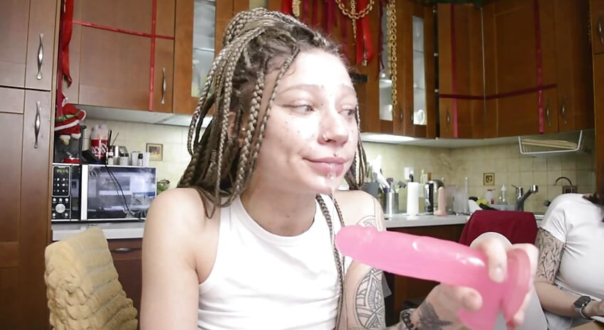 这个婊子喜欢长时间深吸，甚至不累