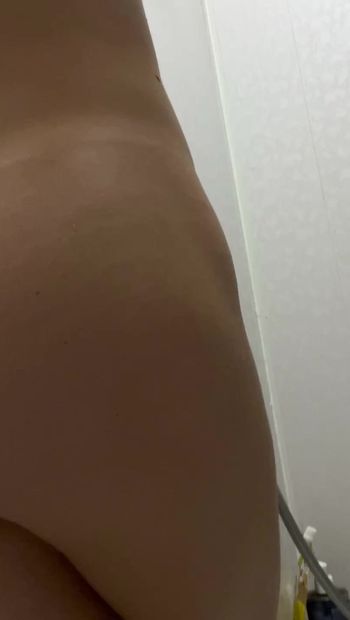 Сочная горячая девушка в ванной показывает тело