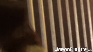 Des nanas coquines inondent les rues japonaises de pisse en solo