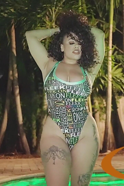 Semaj Media, Mone Divine se détend au bord de la piscine !