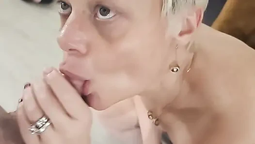 Büyük bir atıştan sonra, o benim sertliğimi alıyor