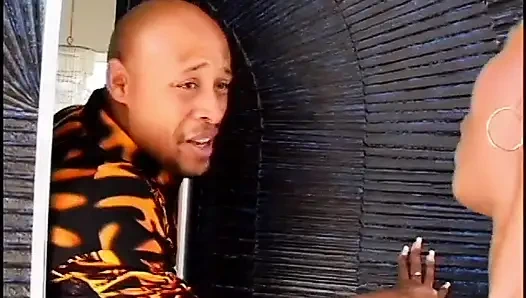 Cewek kulit hitam pantat kenyal nyepong kontol ceroboh sebelum dientot