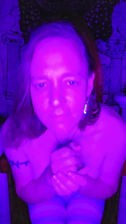 Kaleigh acariciando su polla en un trono, con orgullo