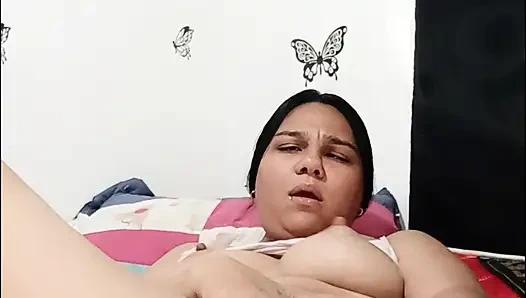 Seksi esmer bella esmer dildoyla mastürbasyon yapıyor