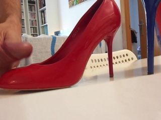 Buena carga de semen para mis zapatos rojos