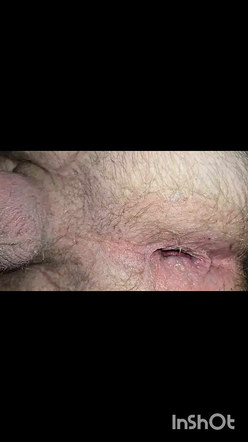 Büyük göt tıkacıyla mastürbasyon yapıyor