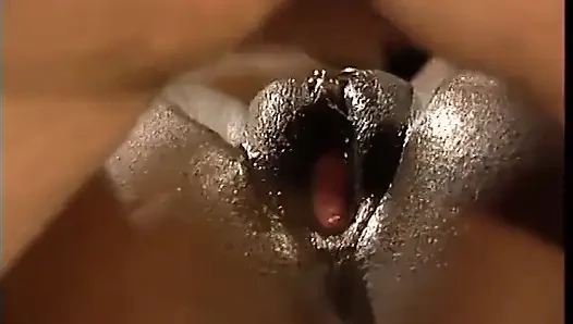 2 cewek seksi kulit hitam dengan toket aduhai berbagi kontol besar yang keras