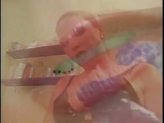 高级电影包衣小妞被钻孔
