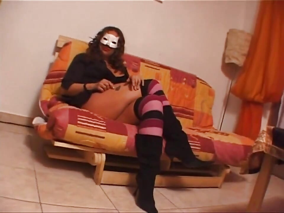 Amateur chubby in masked hairy pussy masturbation