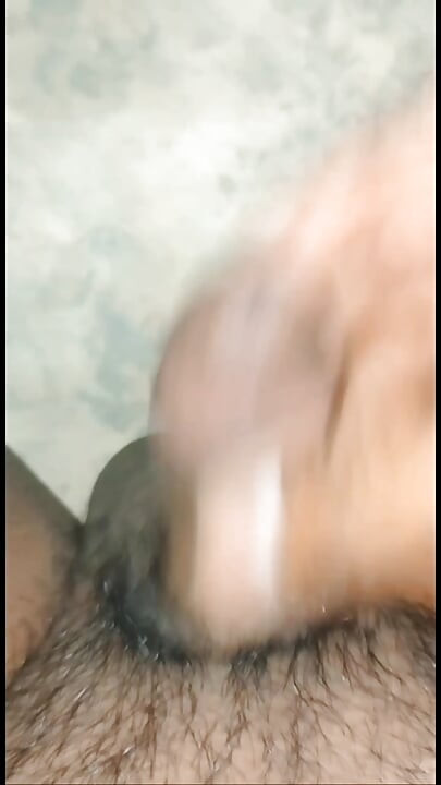 Tienerjongen pronkt met zijn geslachtsdelen en ejaculeert.