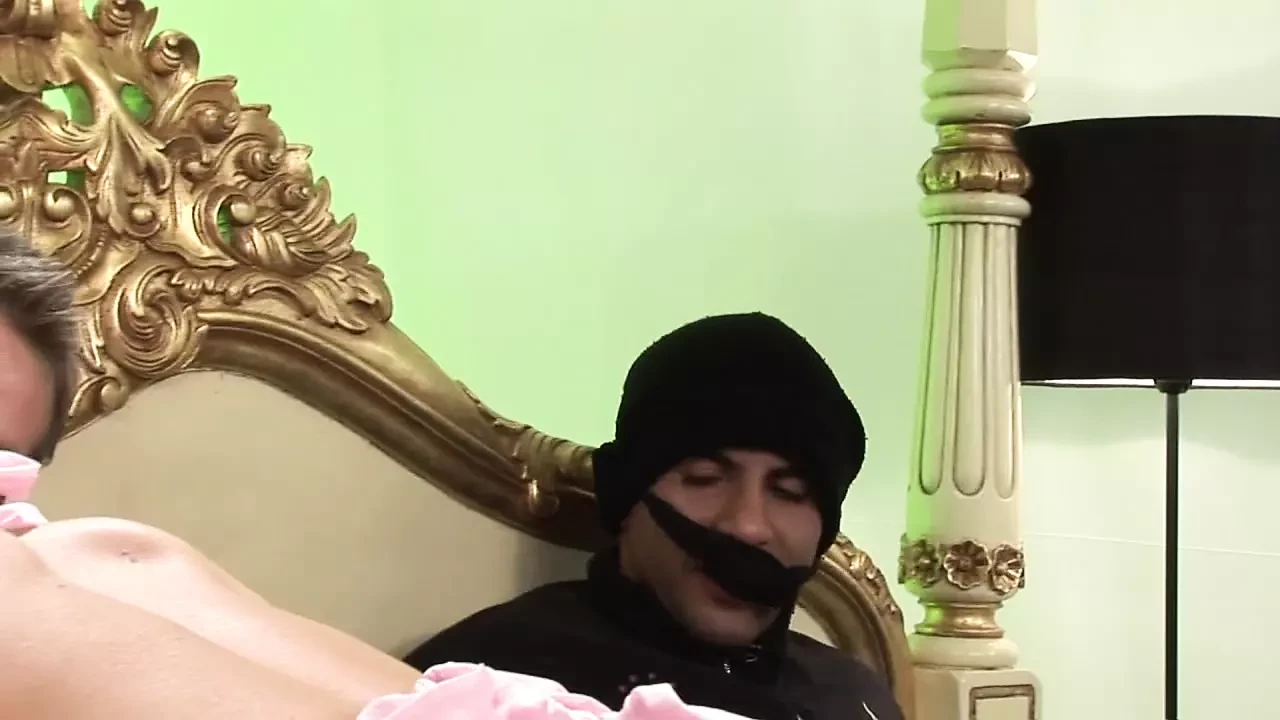 Μελαχρινή ντυμένη με εσώρουχα Passion B γαμιέται με τον άντρα ενώ ο άντρας κοιτάζει