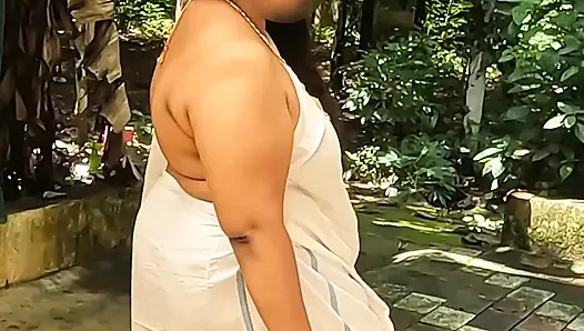 Cewek gemuk India dengan gaun putih seksi, pemotretan topless