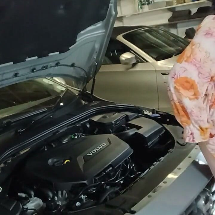Fucking the Mechanic to Fix My Car Faster