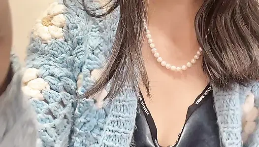 Memek hana si cewek super sange ini lagi asik dientot pakai jari sampai muncrat