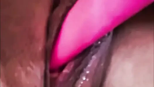 Milf Slut makes herself Squirt