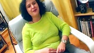 Donkerharige dame uit Duitsland krijgt haar hongerige mond gevuld met sperma