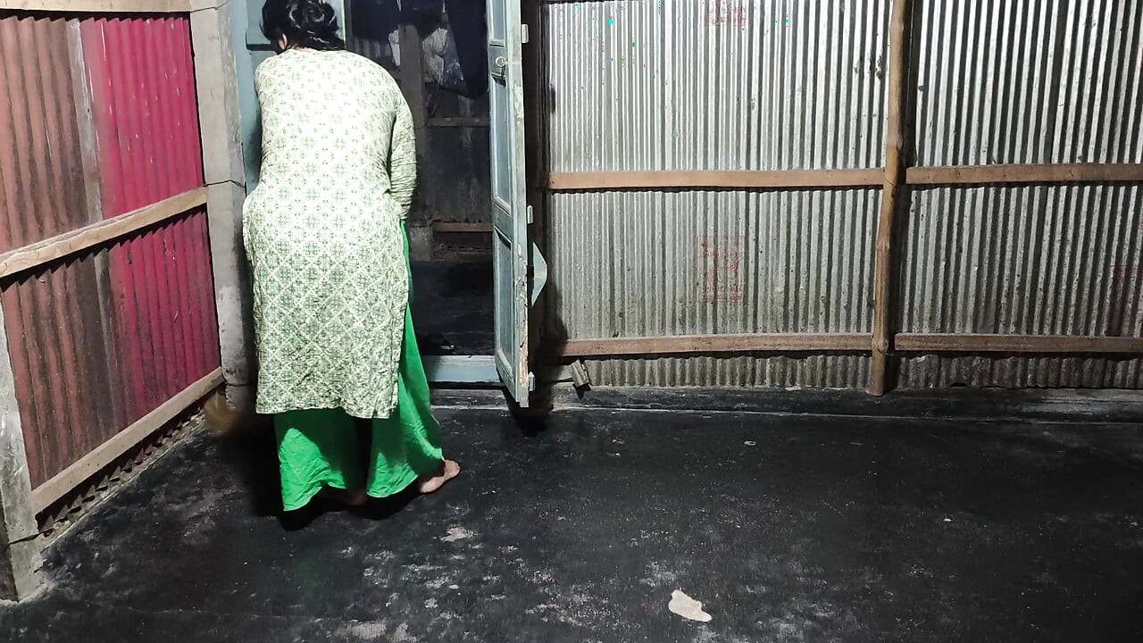 我拥抱了我的阿姨，开始操她的菊花