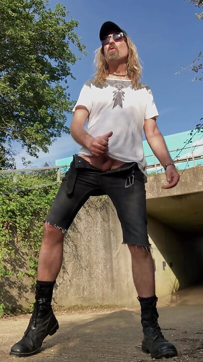 Longhairdude Wanks and Cums at the Underpass