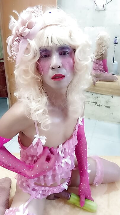 Oanh Le Shemale trägt sexy Porno-Selfie