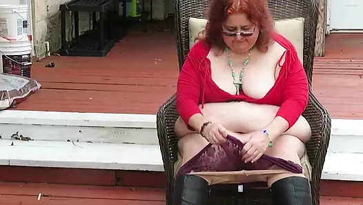 О, развлечение на моем дворике в моих новых сапогах трясу попкой и