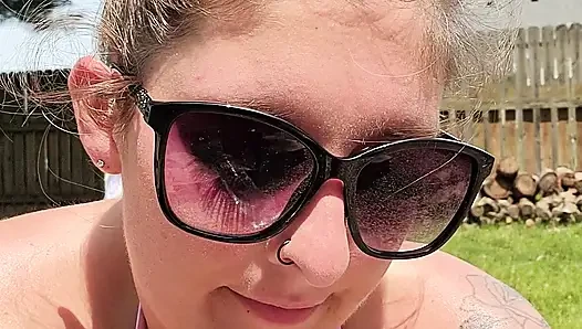 Хотвайф Lexi Love Мастурбирует Во Дворе, Пока Соседка На Улице!