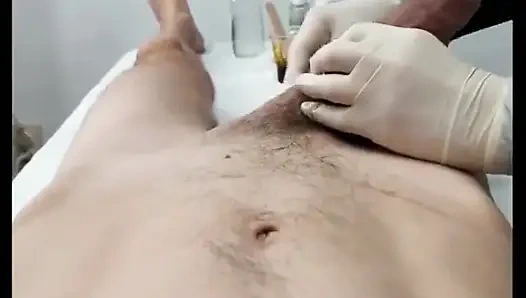 Enthaarung eines pulsierenden, geschwollenen Penis. der Cosmetologe ist verwirrt.