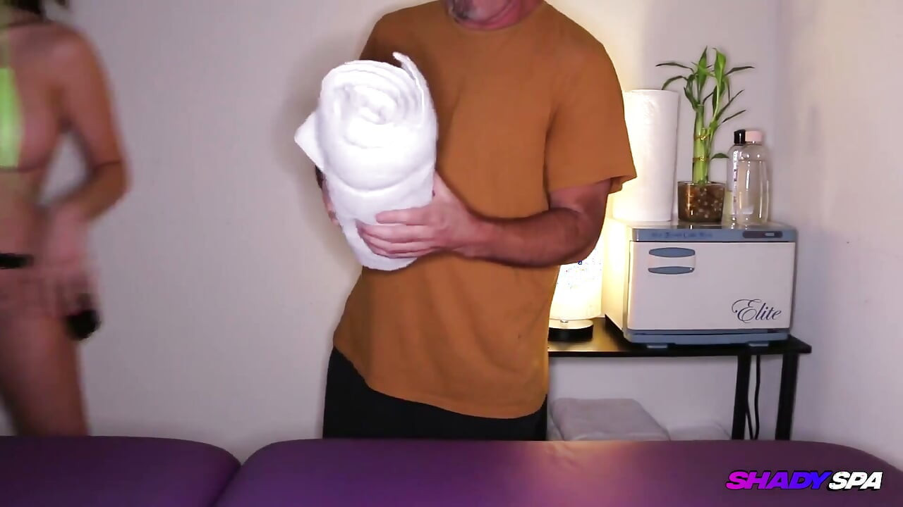 Terapeuta țâțoasă Mj îi oferă lui JOE o frecare senzuală lentă și îl mulge uscat