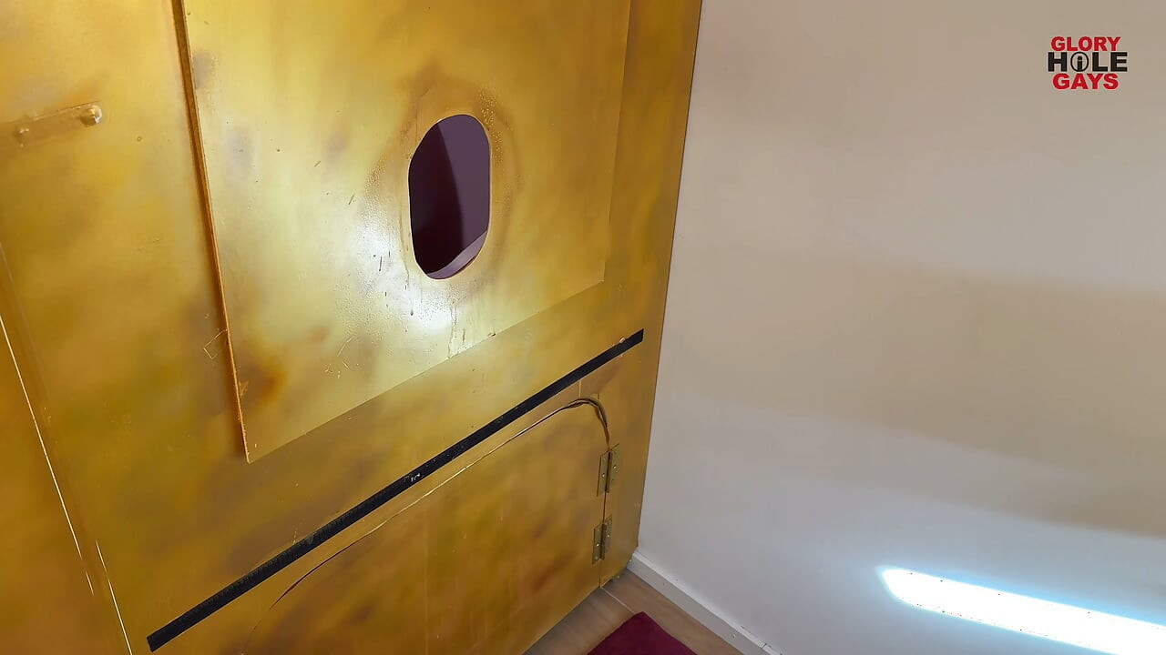 Gloryhole kulit khatan - kulit khatan panjang dirangsang dengan lidah
