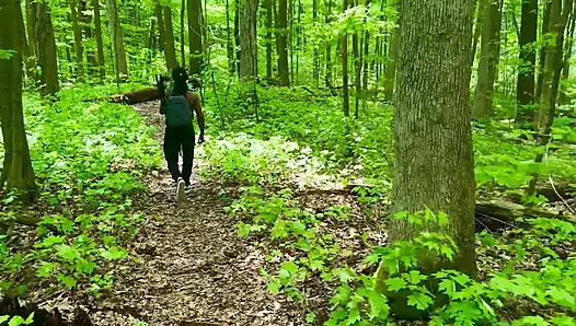 Ein Naturspaziergang und gesichtsbesamung im wald