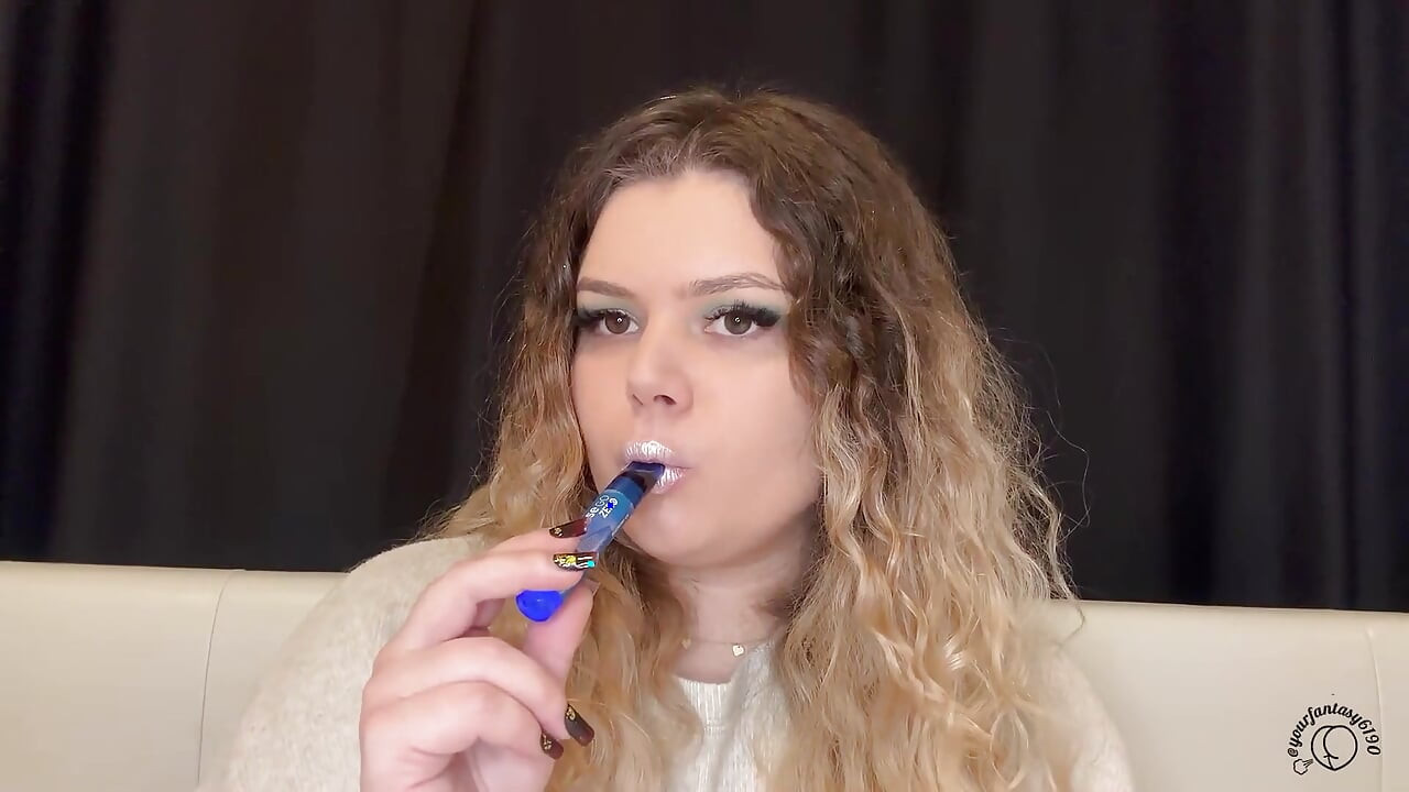 שפתיים ורודות מעשנות עם שיער מתולתל